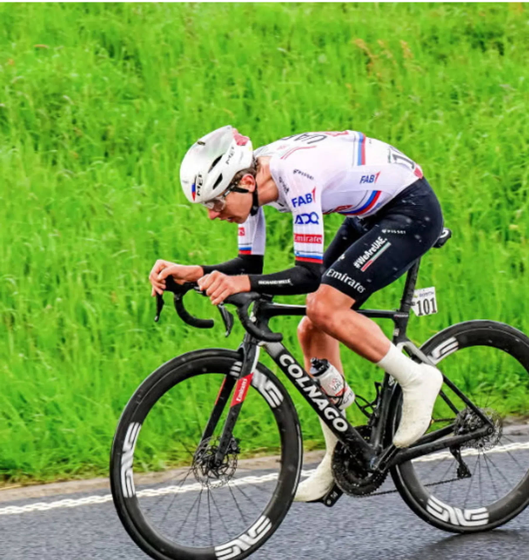 ...renners proberen in feite een tijdrithouding na te bootsen op hun racefietsen.